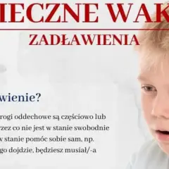 Chłopiec z otwartymi ustami, trzymający się za gardło. Tekst informuje o zagrożeniu zadławienia podczas wakacji.
