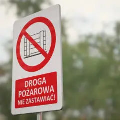 Znak drogowy: droga pożarowa nie zastawiać! Zakaz parkowania na drodze pożarowej.