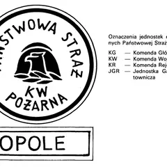 Pieczęć Państwowej Straży Pożarnej z godłem orła i napisem "KW POŻARNA", poniżej tabliczka z napisem "OPOLE". Symbolizuje to dystynkcję i przynależność do służby.