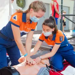 Uczestniczki kursu ratownika medycznego ćwiczą resuscytację na fantomie.