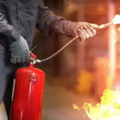 Co gasimy gaśnicą pianową? Skuteczne metody i ważne zasady