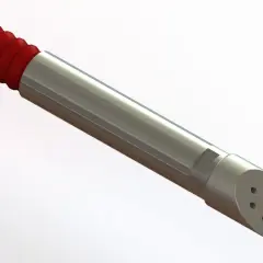 Metalowa lanca z czerwonym, karbowanym uchwytem i końcówką z pięcioma otworami.