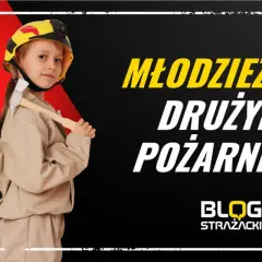 Dzieci w strojach strażackich z hełmami i siekierkami. Młodzieżowe drużyny pożarnicze - co to?