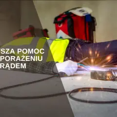 Osoba w kamizelce odblaskowej leży na ziemi, doświadczając porażenia prądem. Iskry i przewody wskazują na niebezpieczną sytuację.