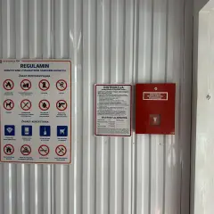 Instrukcja bezpieczeństwa pożarowego w magazynie samoobsługowym. Zawiera zasady przechowywania, korzystania i postępowania na wypadek pożaru.