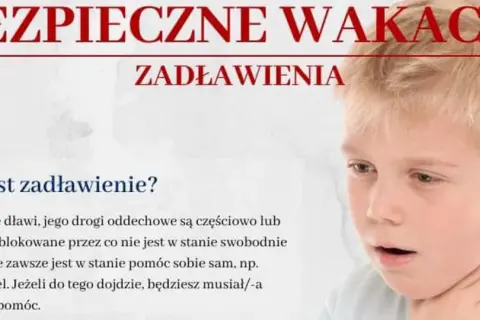 Chłopiec z otwartymi ustami, trzymający się za gardło. Tekst informuje o zagrożeniu zadławienia podczas wakacji.