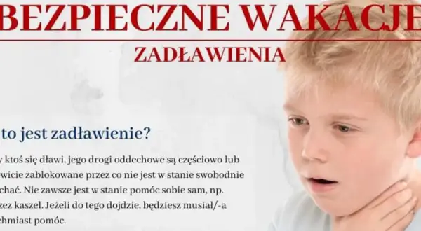 Chłopiec z otwartymi ustami, trzymający się za gardło. Tekst informuje o zagrożeniu zadławienia podczas wakacji.