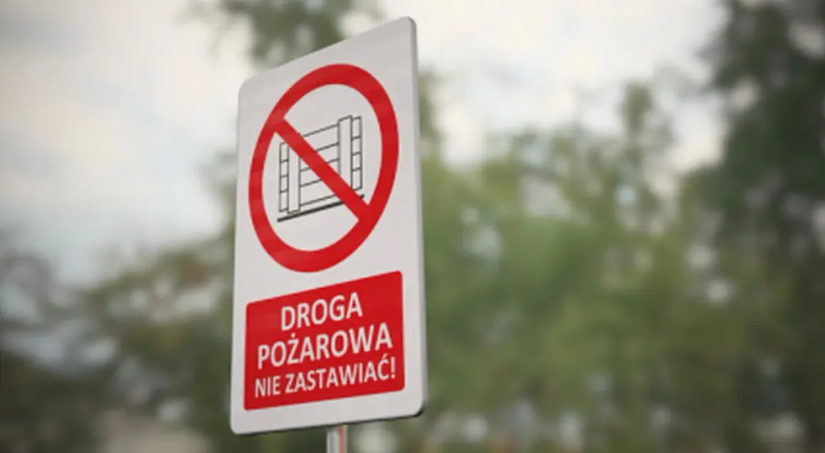 Znak drogowy: droga pożarowa nie zastawiać! Zakaz parkowania na drodze pożarowej.