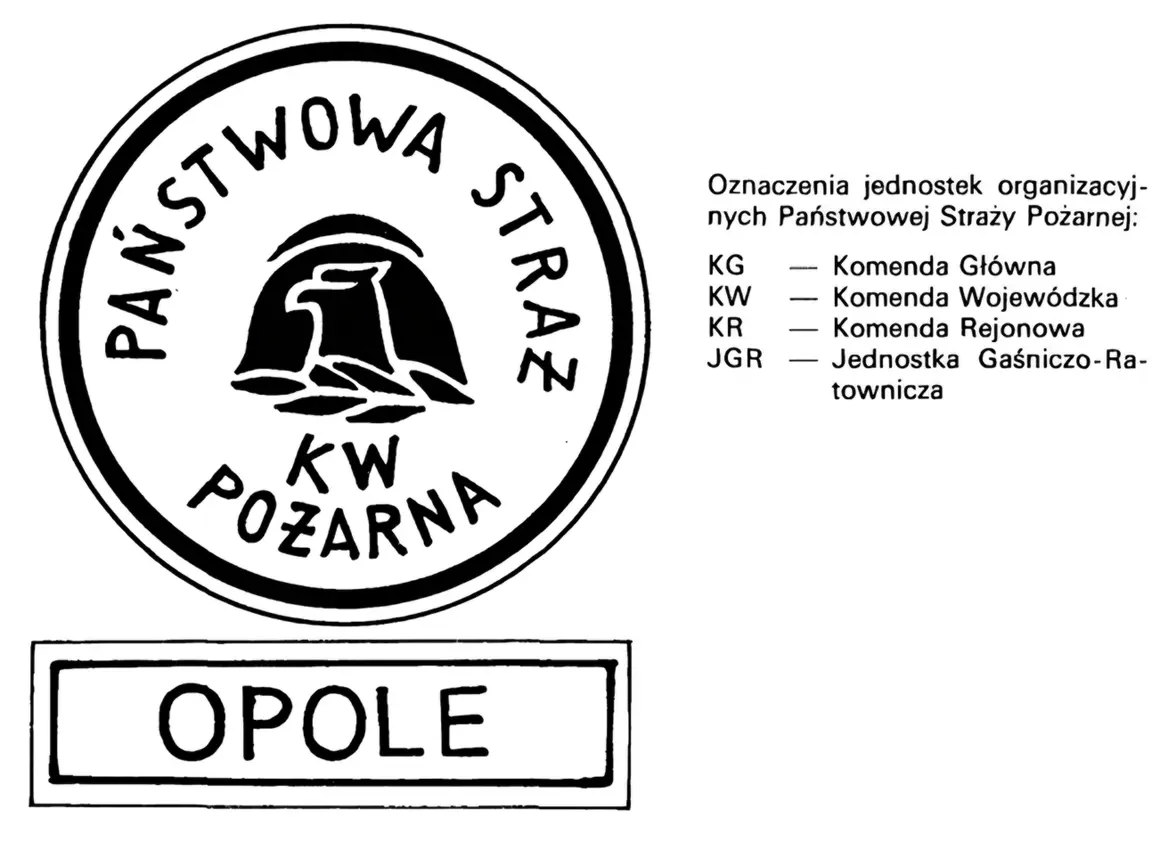 Pieczęć Państwowej Straży Pożarnej z godłem orła i napisem "KW POŻARNA", poniżej tabliczka z napisem "OPOLE". Symbolizuje to dystynkcję i przynależność do służby.